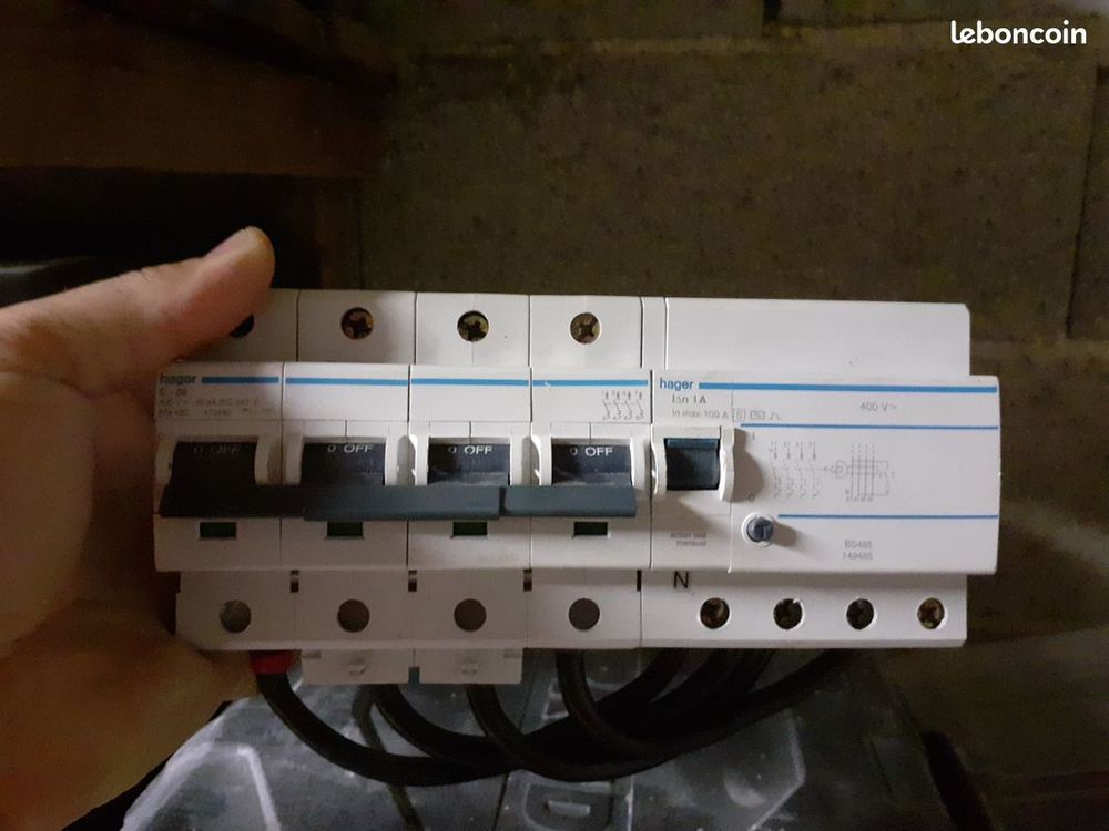 Disjoncteur triphas&eacute; HAGER Bricolage