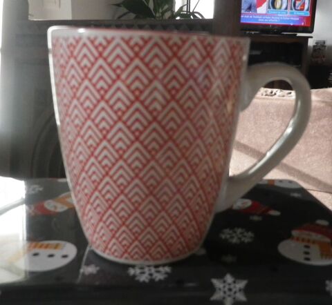 MUG MOTIFS GEOMETRIQUES ROUGES SUR FOND BLANC 2 Bubry (56)