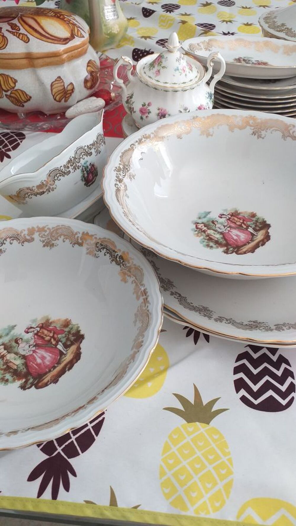Magnifique service de table en porcelaine de luxe 