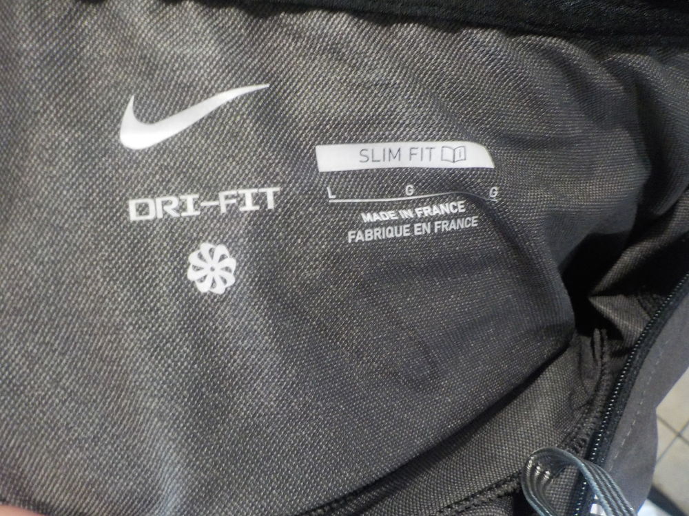 VESTE DE JOGGING A CAPUCHE GRIS FONCE NIKE DRI-FIT TAILLE L Vêtements