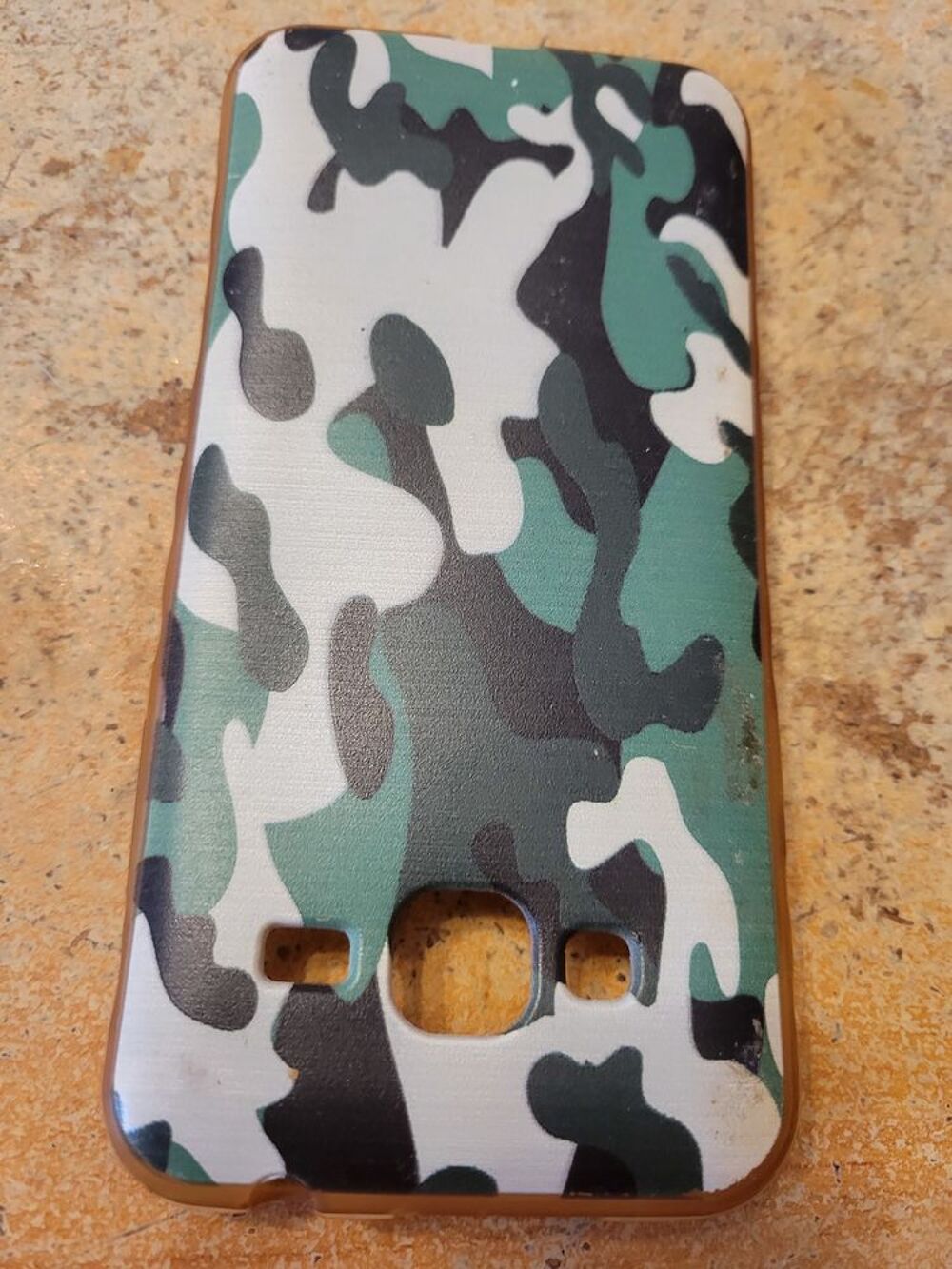 Coque smartphone dos de coque d'occasion 14cm sur 7cm Téléphones et tablettes