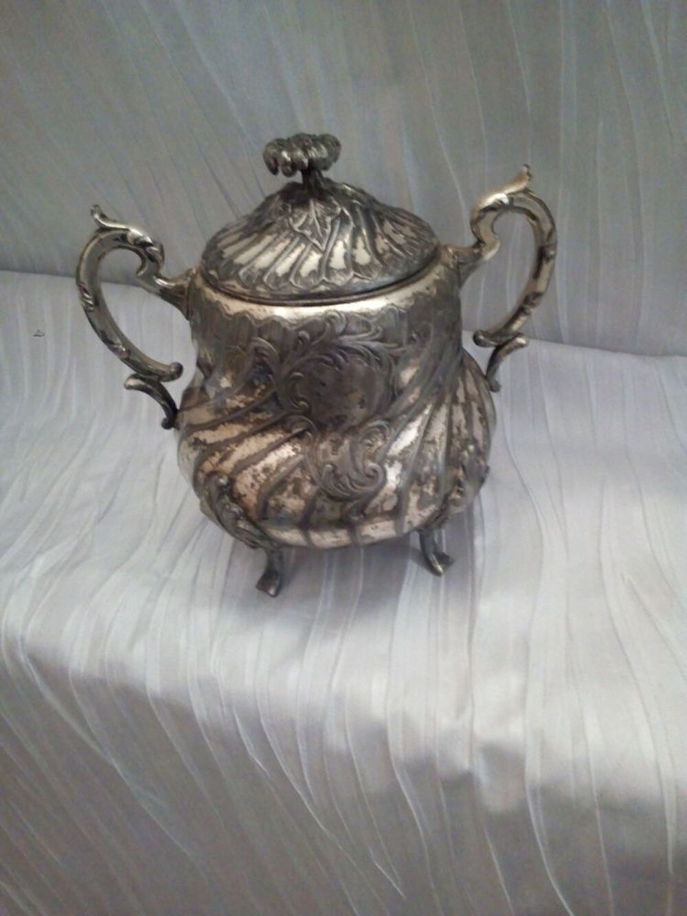 Sucrier ancien de style Louis XV en m&eacute;tal argent&eacute; 