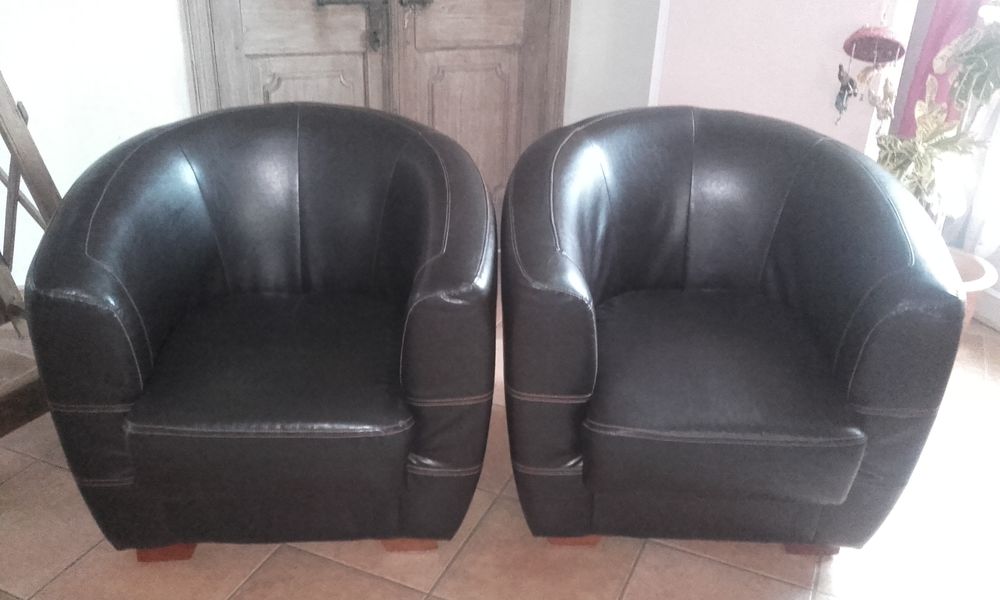 deux fauteuils clubs couleur chocolat etat neuf Meubles