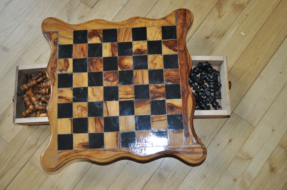 jeu d'echec en bois vernis comme neuf aec tous ses pions Décoration