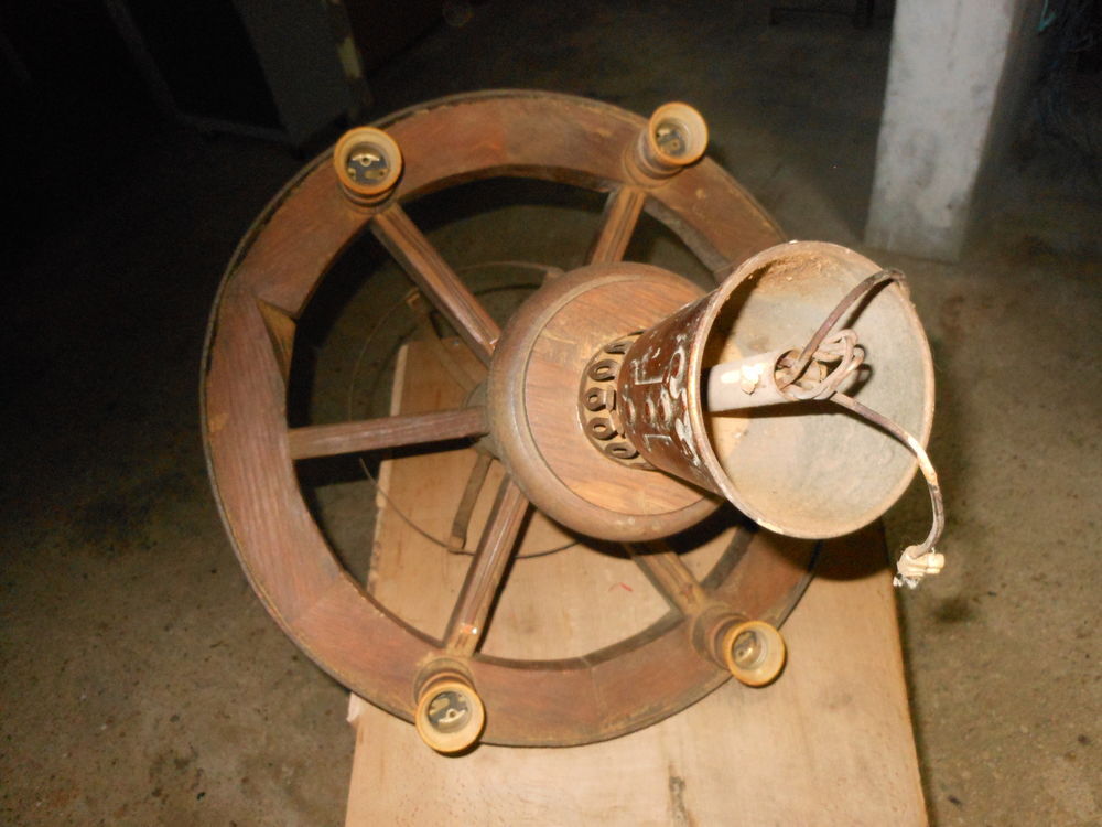 ROUE DE BROUETTE EN BOIS (LUSTRE) Décoration