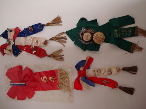 Cocarde de conscrit,objet anciens militaires. 22 Is-sur-Tille (21)