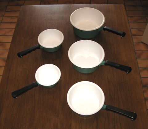 Batterie de 5 casseroles �maill�es anciennes 75 Maule (78)