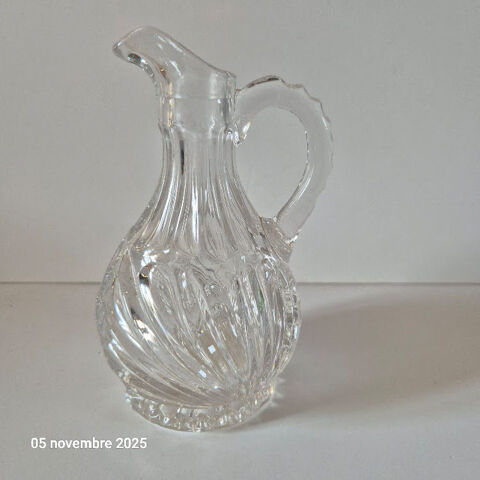 pichet � huile ou vinaigre en verre �pais , ann�e 70-80 Saumur (49)