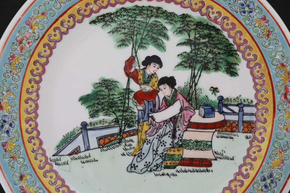 ASSIETTE CHINOISE PORCELAINE 2 PERSONNAGES 
