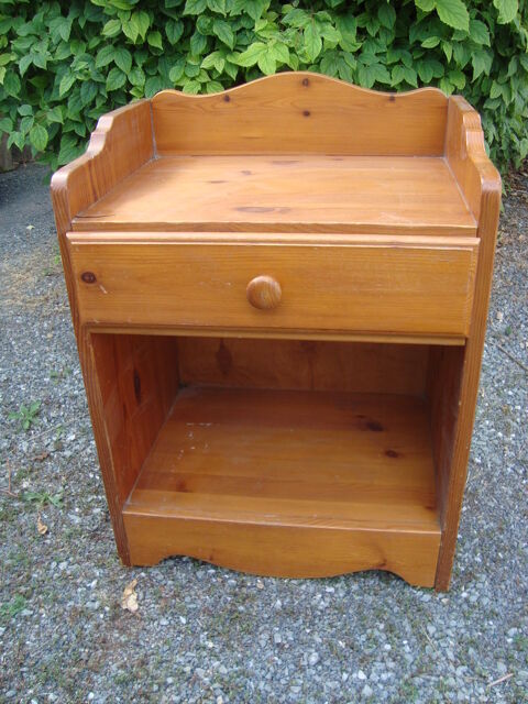 Table de chevet bois clair 16 Villev�que (49)