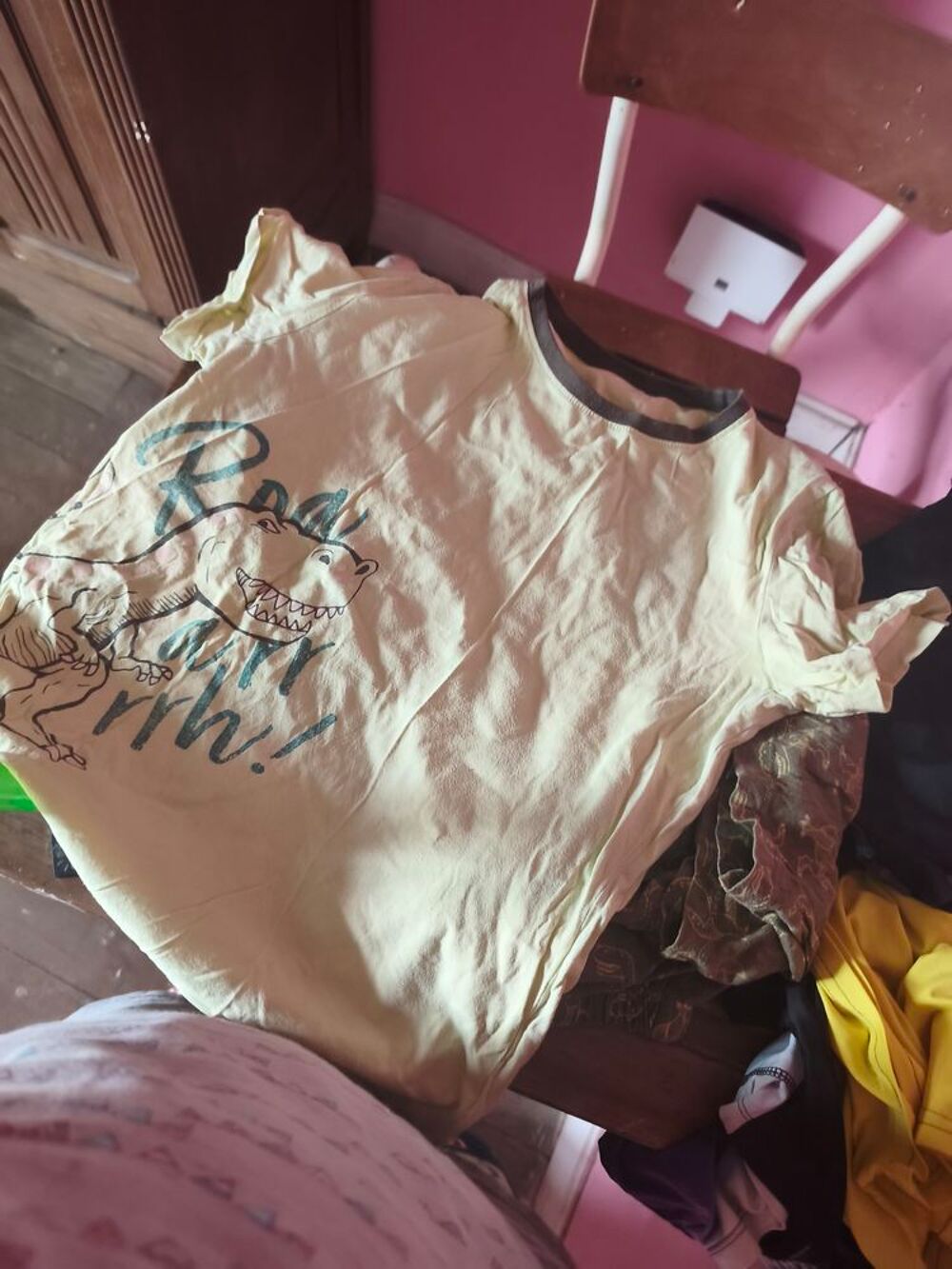 A vendre5€ ensemble short taille 6 ans et un autre t14ans Vêtements enfants