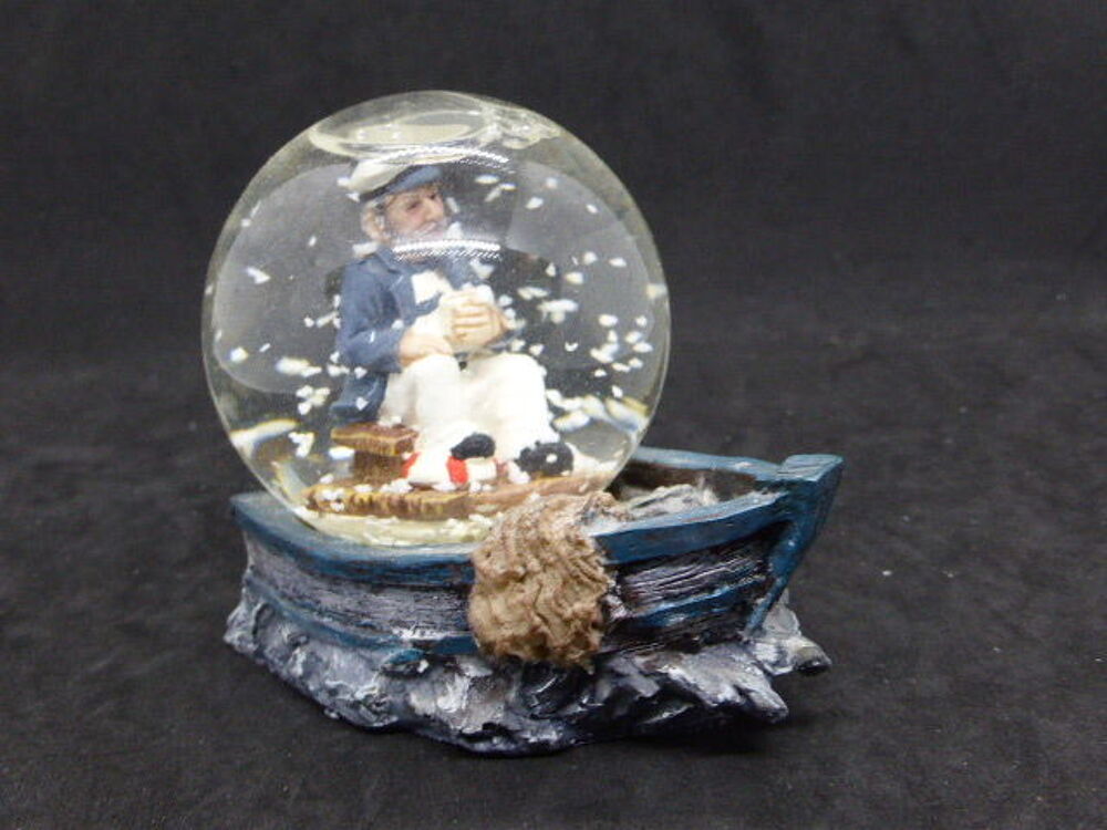 BOULE DE NEIGE AVEC BATEAU MARIN