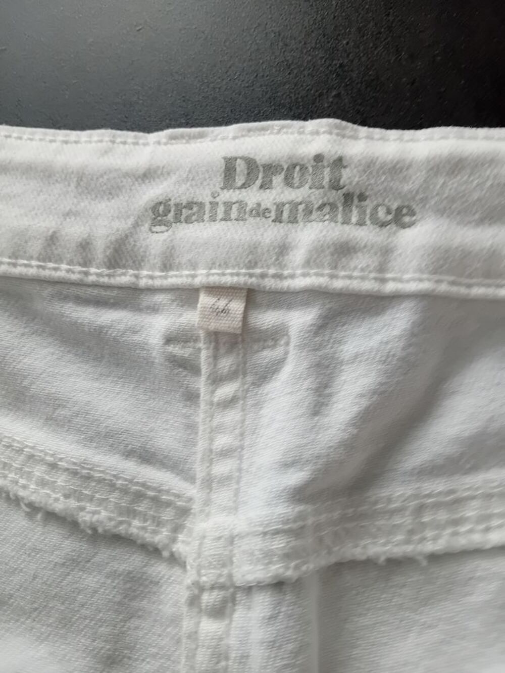 Pantalon blanc. 
Vêtements
