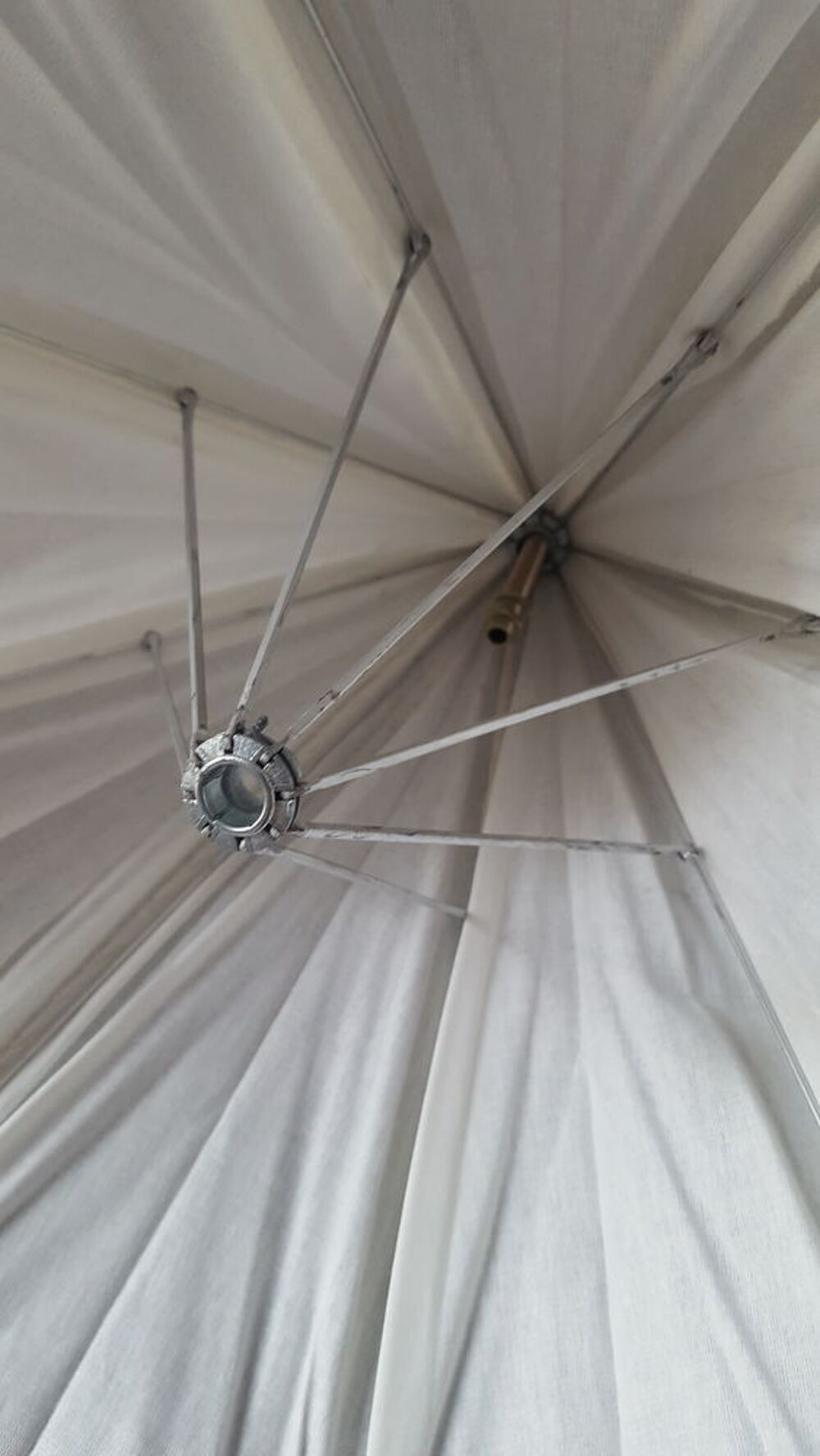 luminaire blanc en forme de parapluie
Dcoration