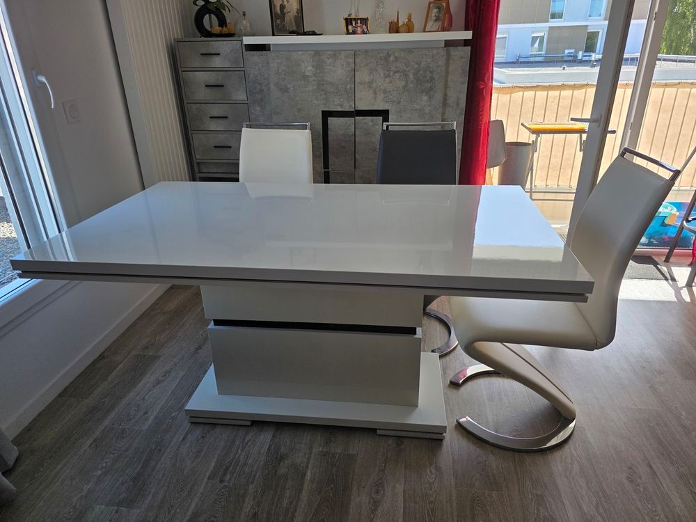 Table rectangulaire de salle &agrave; manger et chaises Meubles