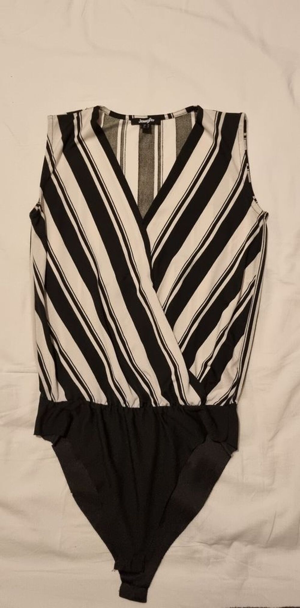 Body noir et blanc &agrave; rayures Jennyfer taille S ? style chic Vêtements