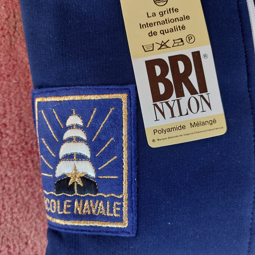 surv&ecirc;tement neuf jamais port&eacute; Vtements