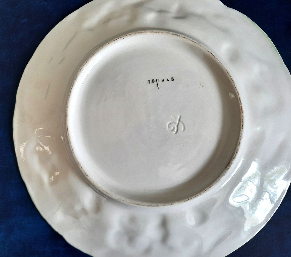 6 Assiettes en barbotine &agrave; d&eacute;cor de fleurs, fraises et feuil Cuisine
