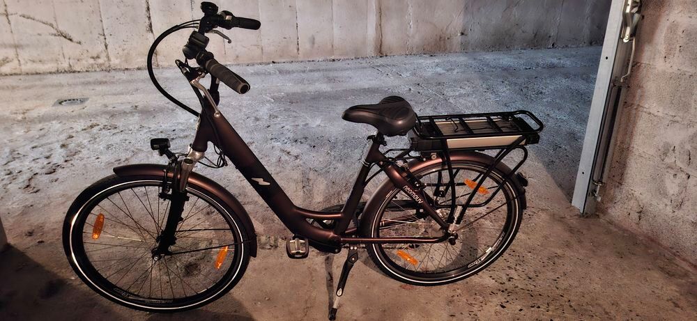 Velo electrique femme NEOMOUV Carlina tr&egrave;s peu roul&eacute; Vélos
