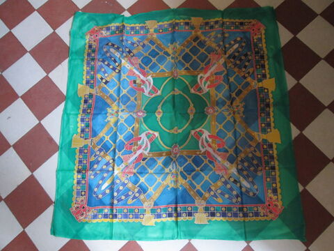 Foulard en soie tons vert et bleu neuf 15 Herblay (95)