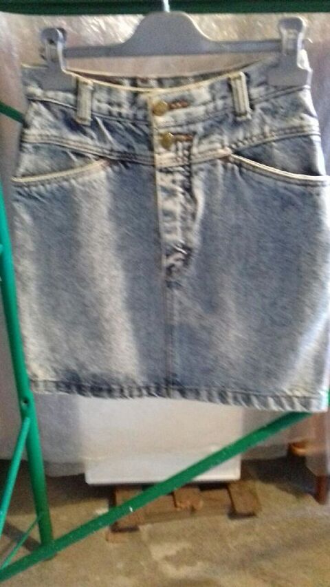 Jupe jeans neuve LOIS taille 36
Pas d'envoi 
25 Craponne (69)