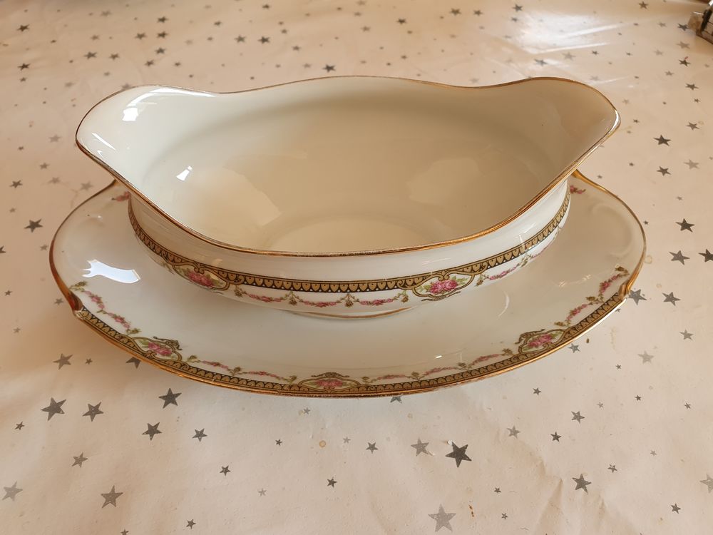 service de table complet porcelaine limoges estampill&eacute;. 