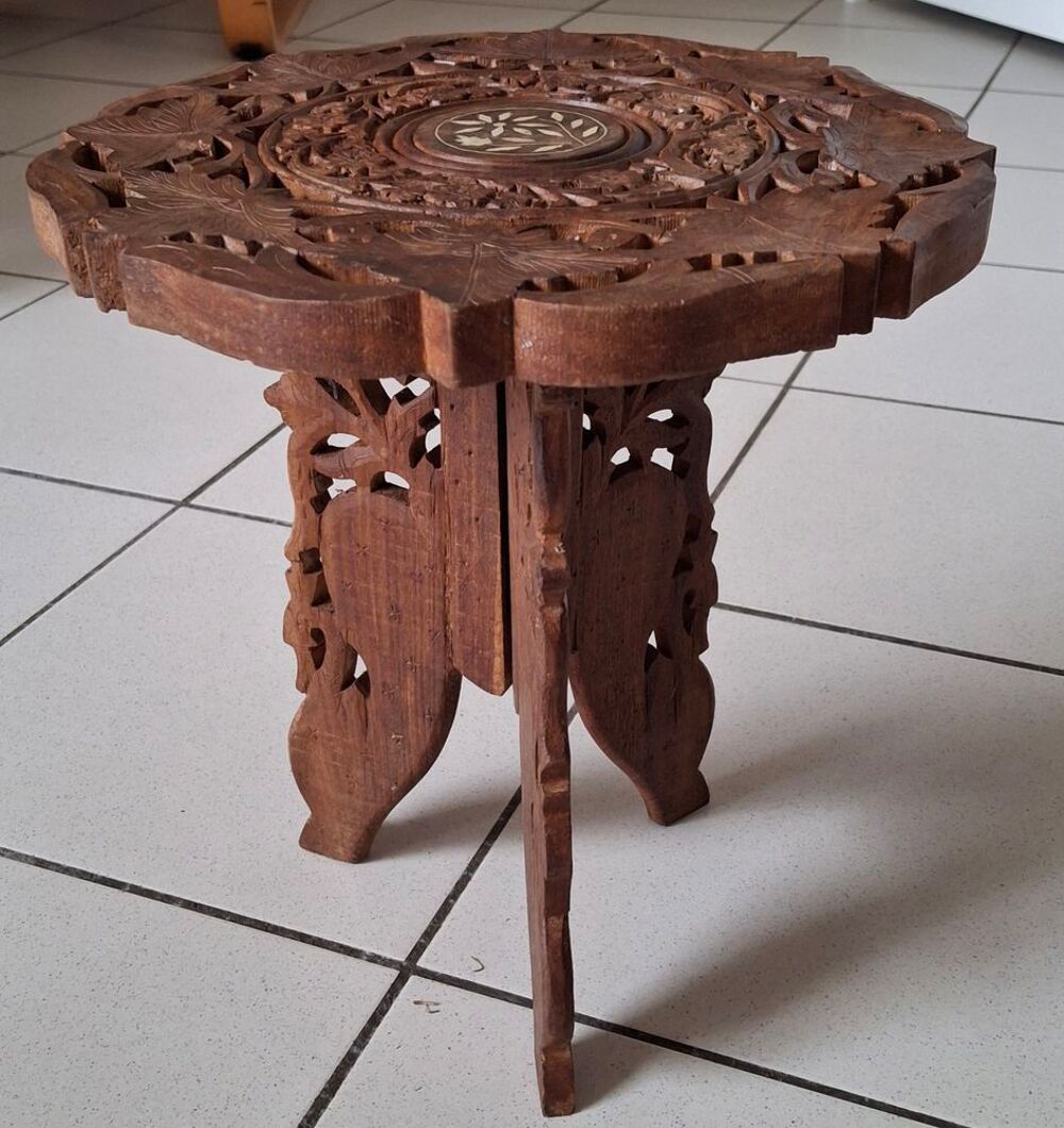 Petite table en bois sculpt&eacute; Meubles