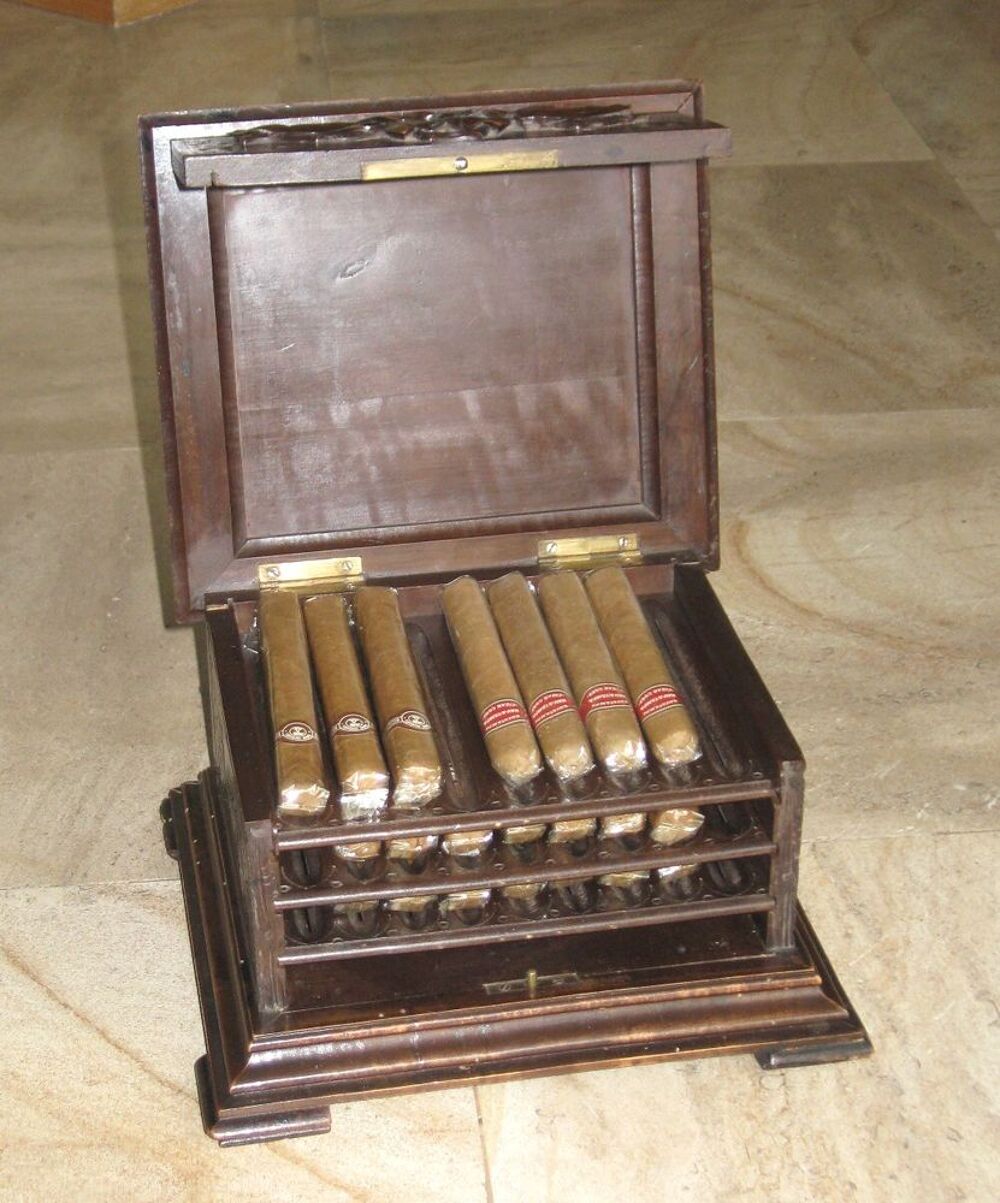 Coffret &agrave; Cigares ancien en bois sculpt&eacute; 