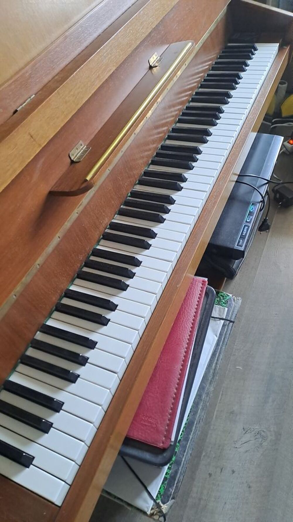 Donne piano droit Instruments de musique