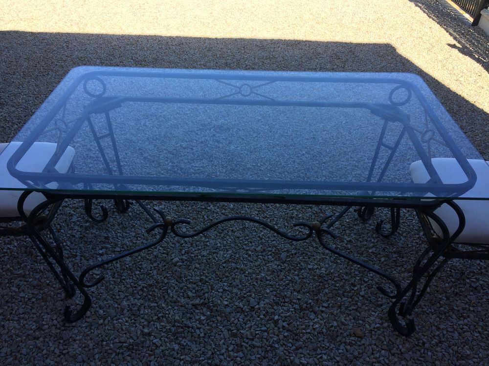 Table en fer forg&eacute; avec 4 chaises Meubles
