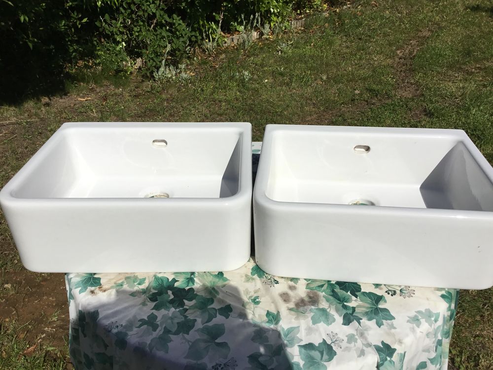 Deux lavabos blancs en c&eacute;ramique Meubles