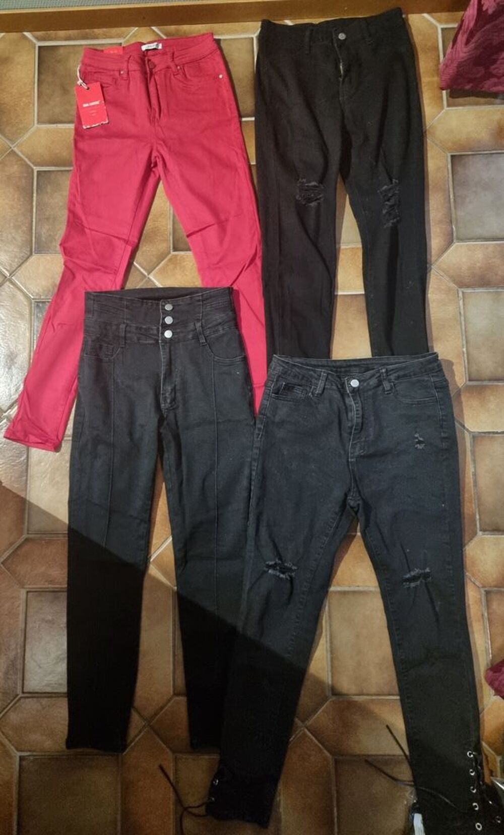 Lot de 3 jeans noir et 1 rouge pour femme taille 38 (M) Vêtements
