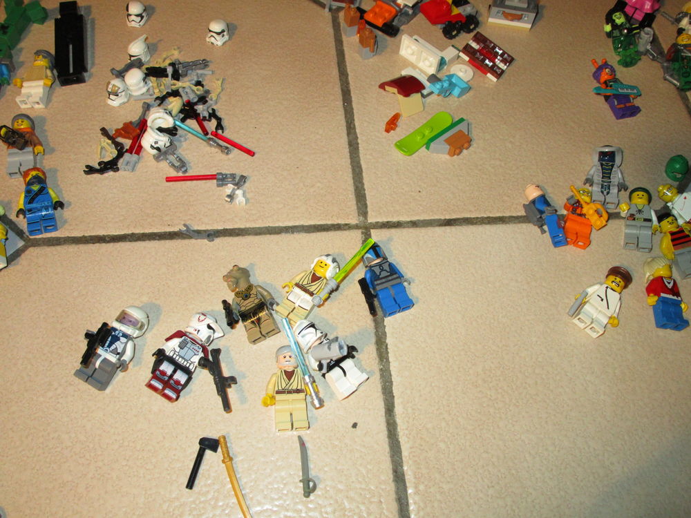 LOT LEGO FIGURINES STAR WARS + DIVERS+ ACCESSOIRES Jeux / jouets
