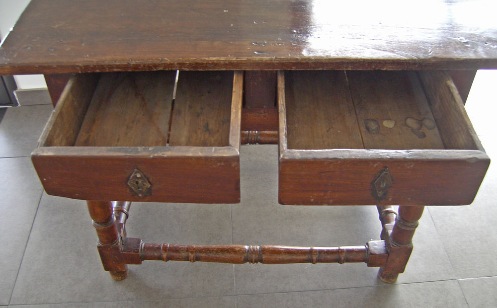 Petite table en ch&ecirc;ne fin XVIe / courant XVIIe Meubles