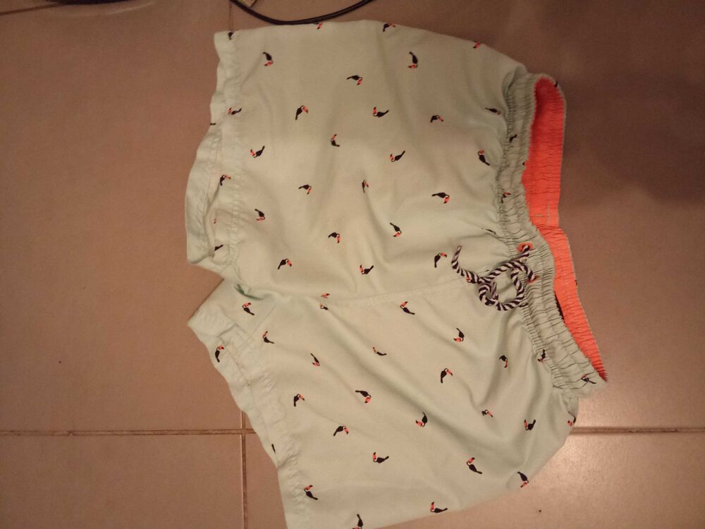 Short avec des oiseaux. Vêtements enfants