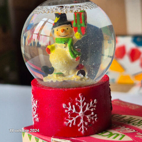 Boule  Neige Dco  Soir de Nol  10 cm Rouge avec bonhomme 3 Saumur (49)