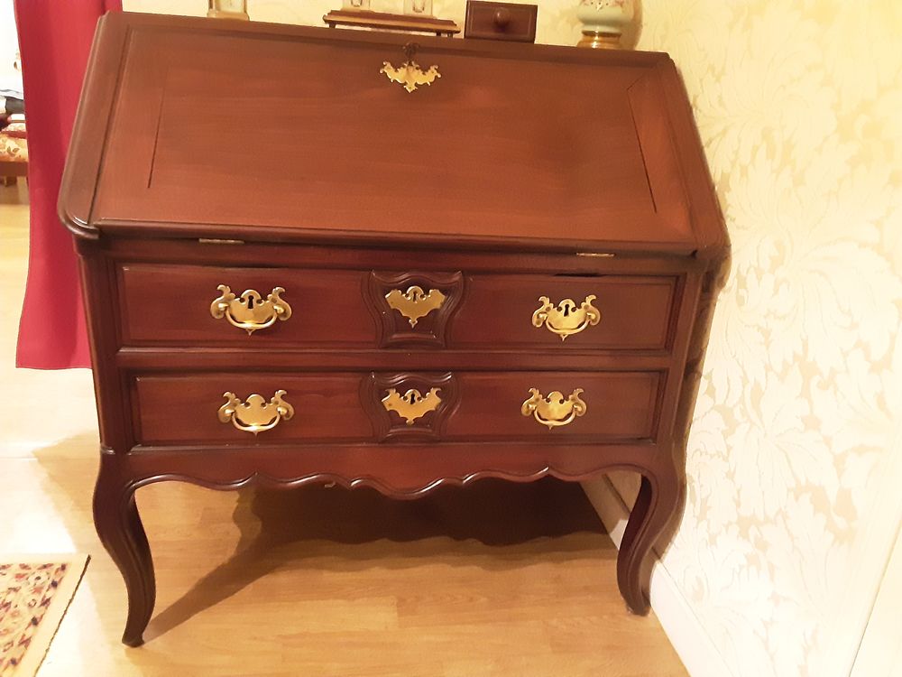 Commode-scriban Bordelaise acajou. Meubles