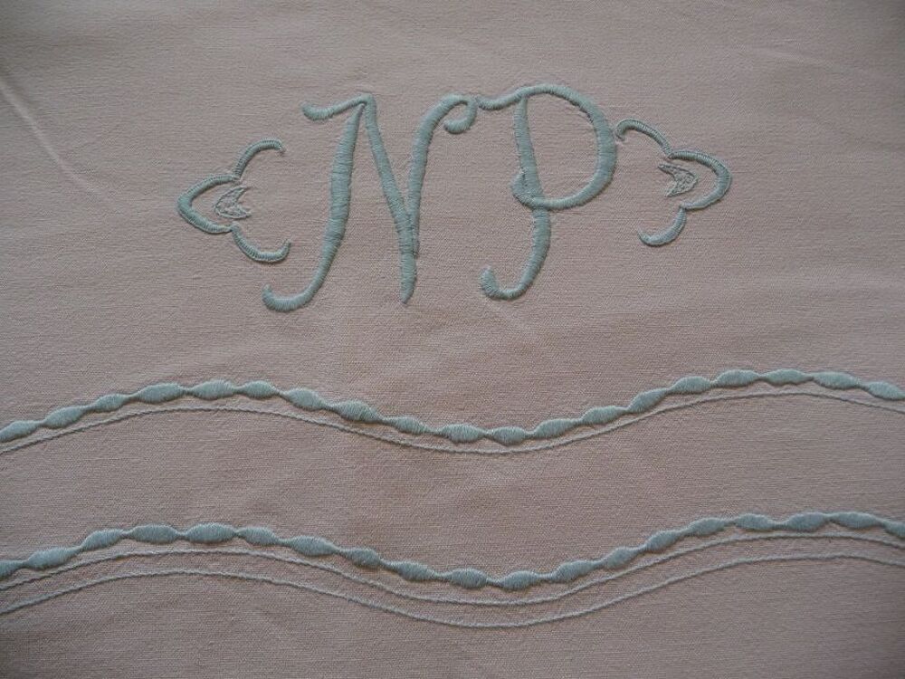 Drap ancien rose brod&eacute; gris monogramme NP et double vagues Décoration