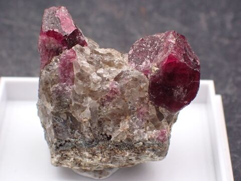 Tourmaline Rubellite , La Sahatany , Ibity , Tananarive , Ma 34 Bertrichamps (54)