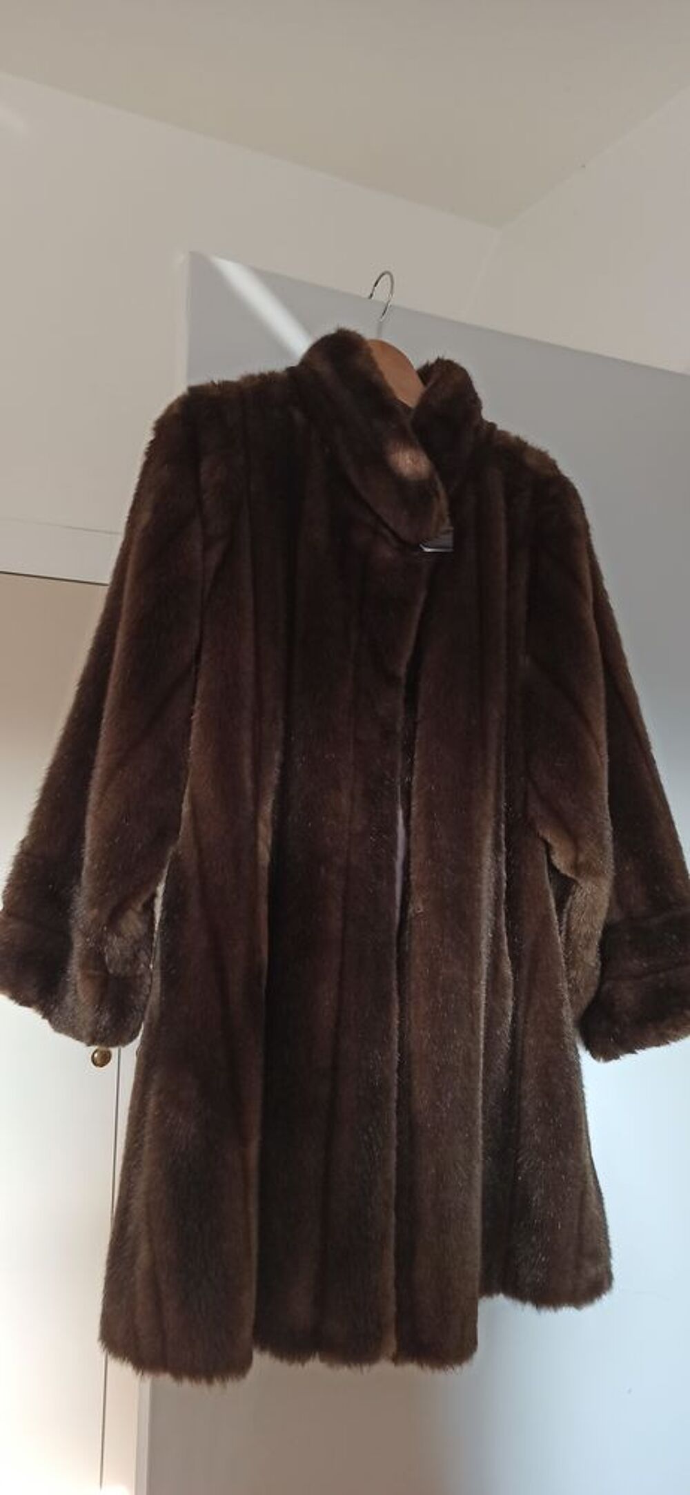 Manteau femme fourrure synth&eacute;tique imitation vison marron. Vtements