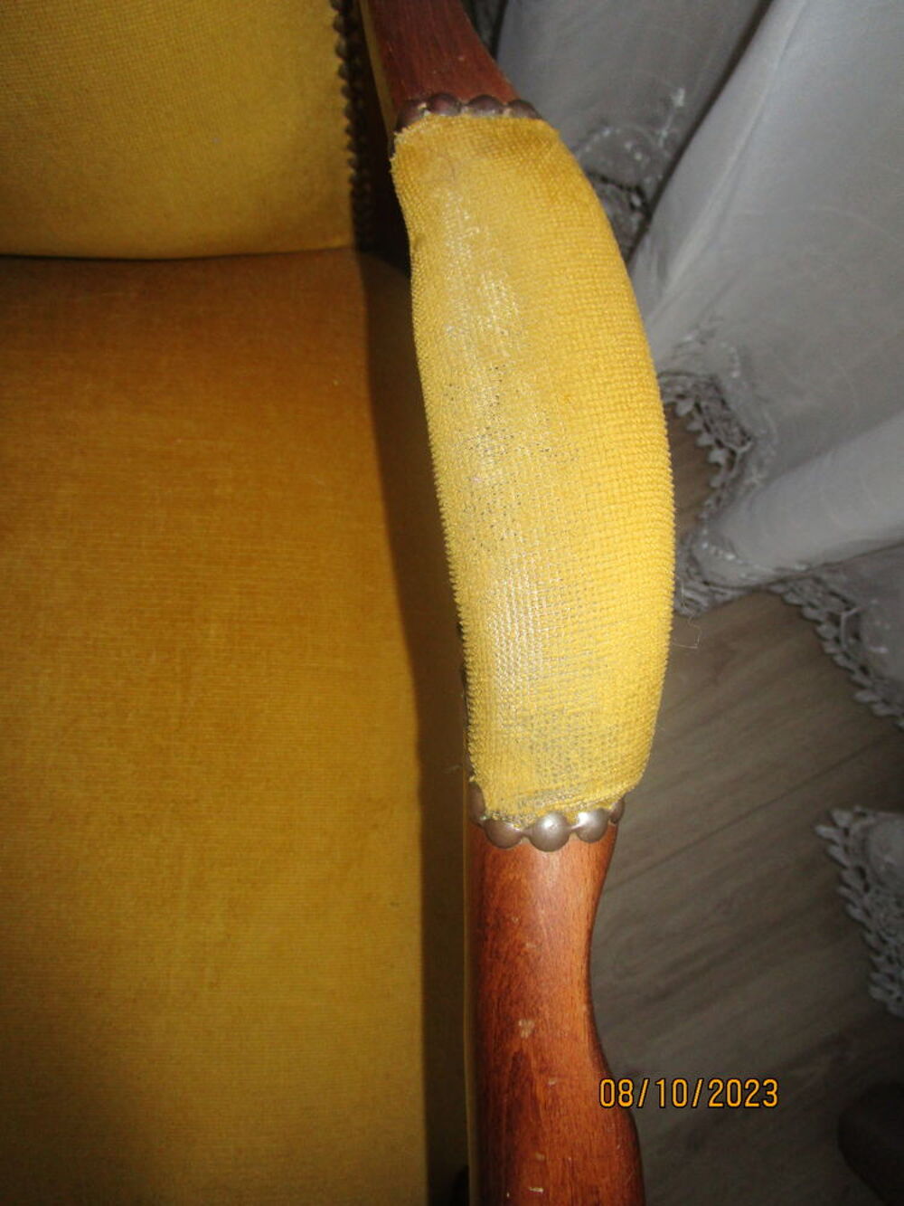 deux fauteuils de style VOLTAIRE en velours moutarde Meubles
