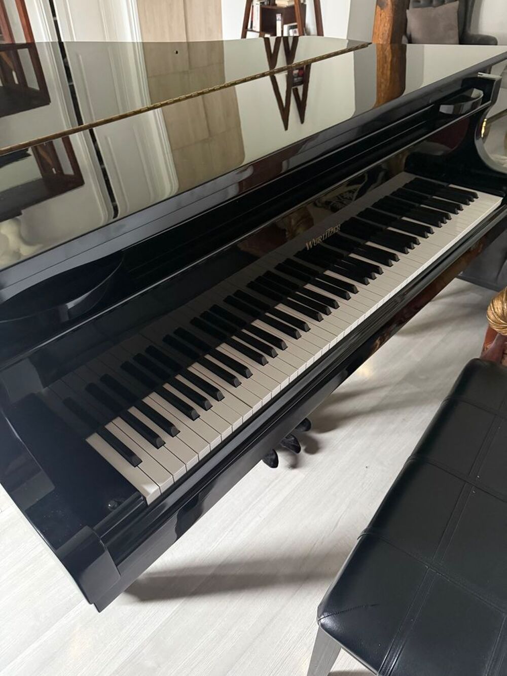 un piano &agrave; queue Wurlitzer,
Mod&egrave;le : C153 Instruments de musique