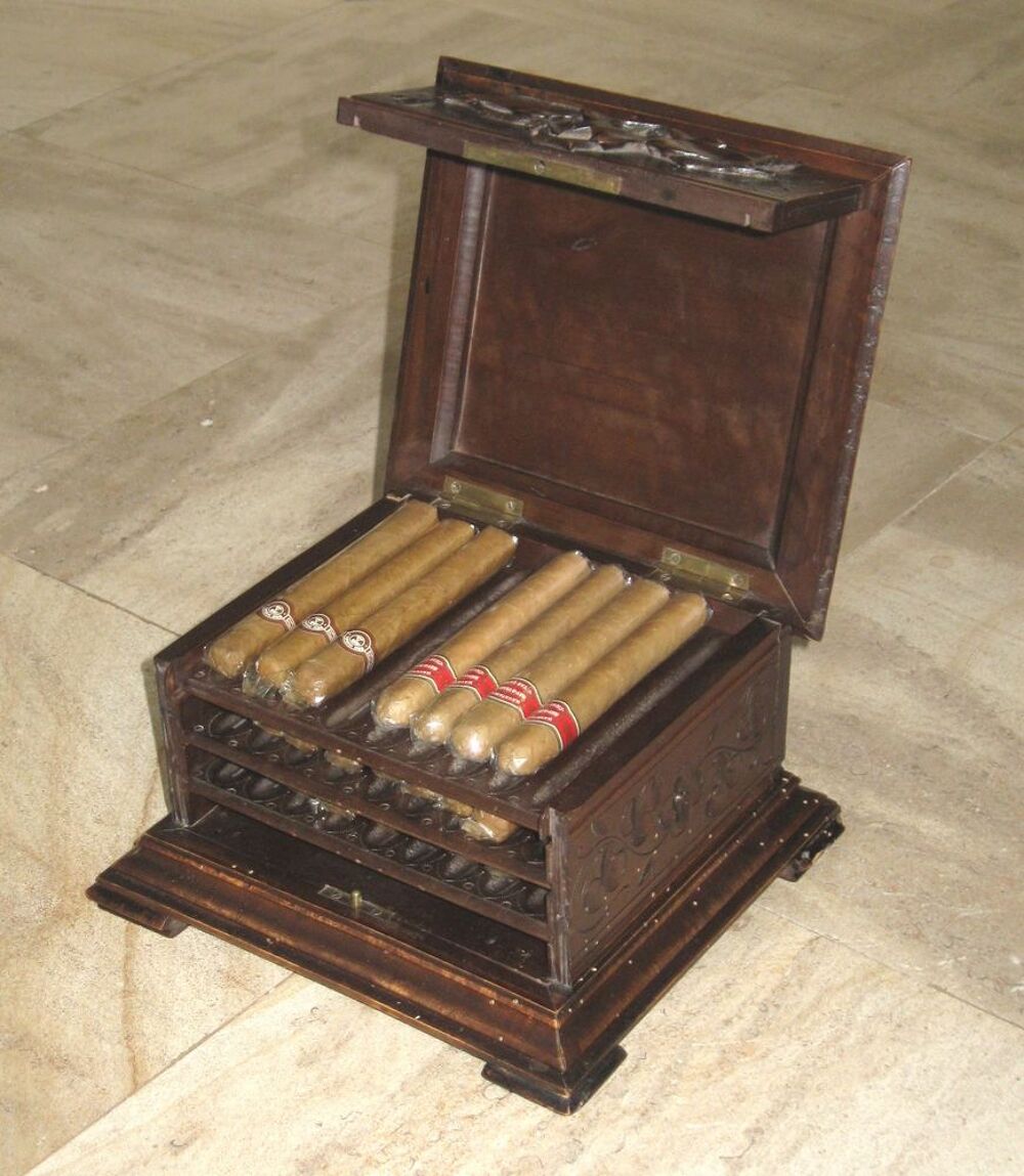 Coffret &agrave; Cigares ancien en bois sculpt&eacute; 