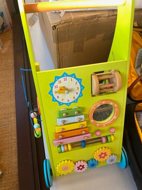 Trotteur / marcheur / pousseur en bois, id�al pour aider les 13 Sarralbe (57)