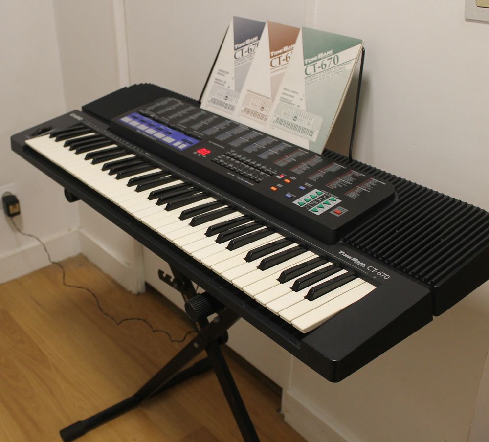 Synth&eacute;tiseur CasioCT670 ToneBank Keyboard fabriqu&eacute; au Japon Instruments de musique