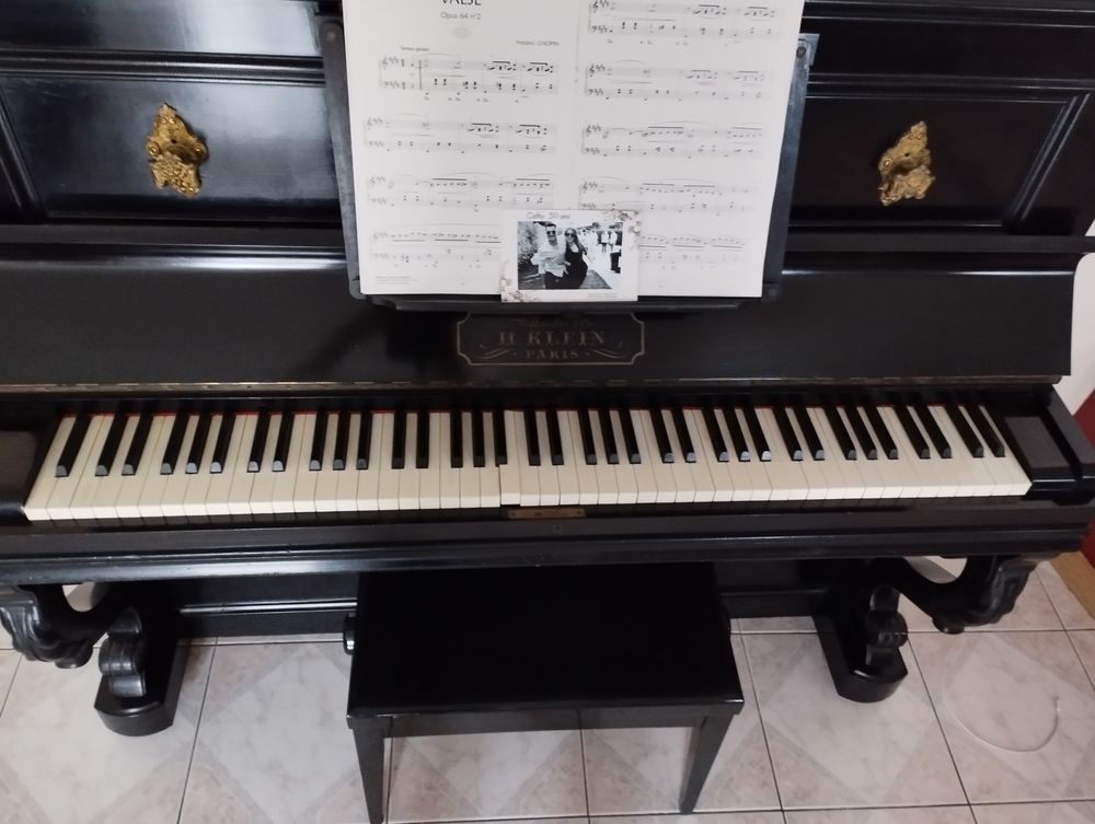 Piano droit noir Instruments de musique