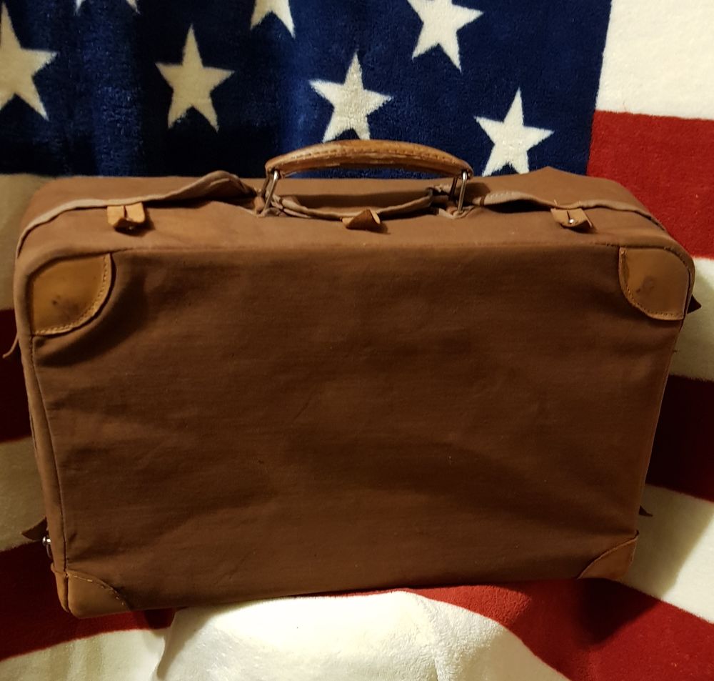 Valise tr&egrave;s ancienne en cuir de P&eacute;cari avec sa protection d&eacute; 