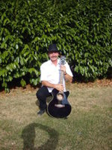   Thierry, chanteur, guitariste, animateur musical, DJ
