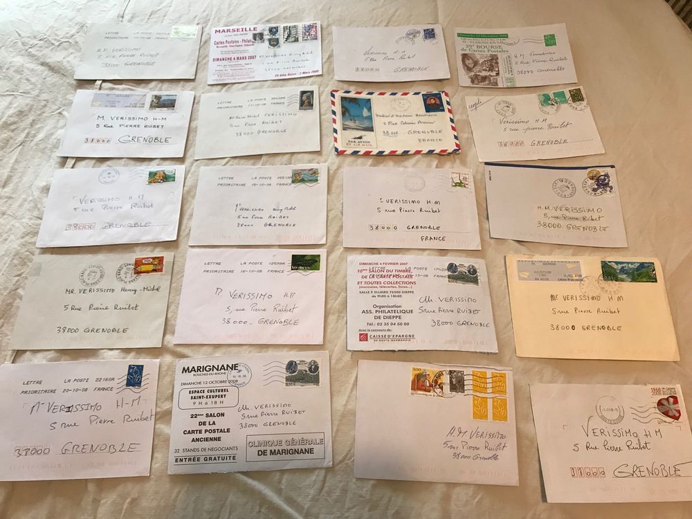 Vingt six enveloppes affranchies 