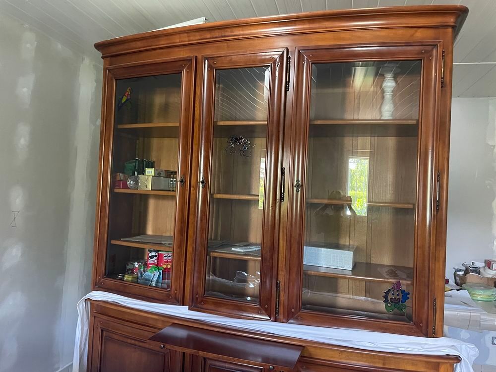 TRES BEAU MEUBLE BAS 3 PORTES AVEC VITRINE. FORME ARRONDIE EN MERISIER Meubles